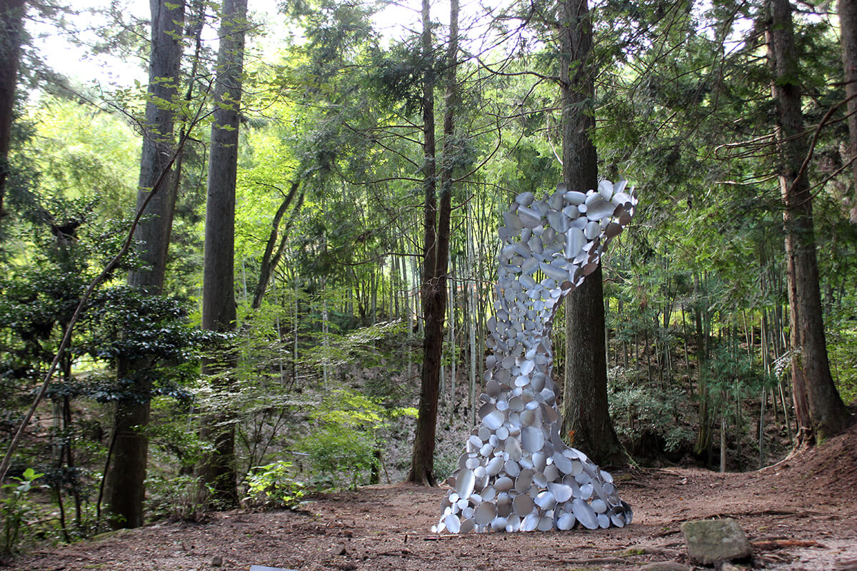 自然の中のアート展「自然派展芽出」初開催。広島市立大学学生が佐伯国際アーチェリーランドで 【公式】西広島タイムス 広島県西部(広島市