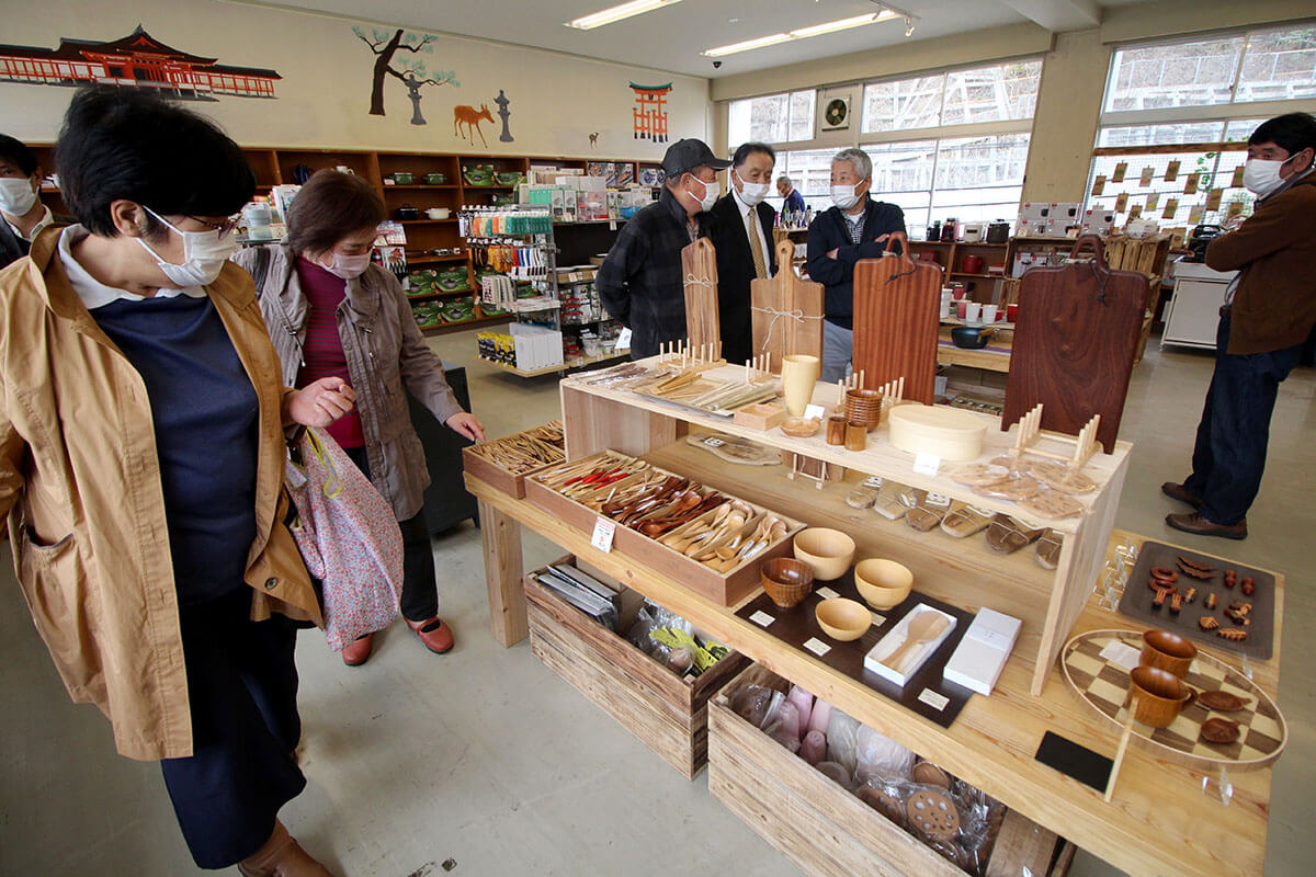 旧玖島小にキッチン用品店オープン。廿日市市の木工技術生かしたコラボ