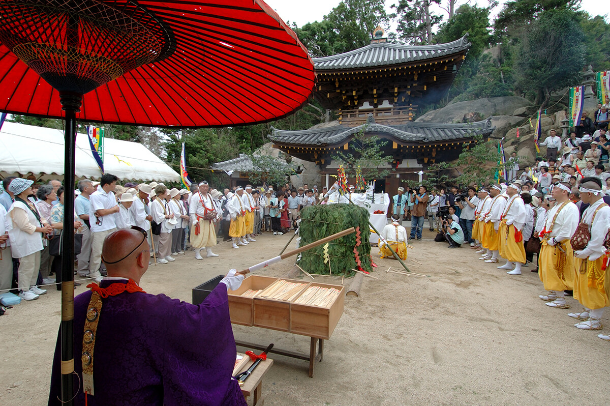 大聖院弥山本堂前で18年ぶり！柴燈大護摩供・火渡り神事が5/27に | 【公式】西広島タイムス 広島県西部（広島市・廿日市ほか）の地域情報サイト